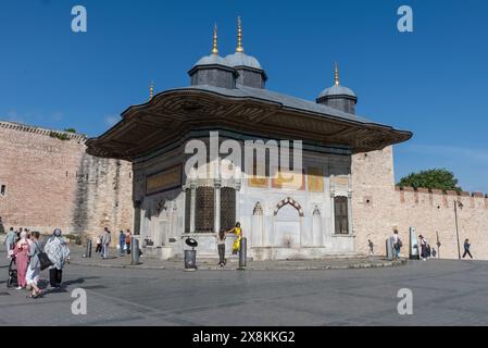 ISTANBUL - TURKIYE 25. MAI 2024 : Brunnen von Ahmed III. Der Brunnen wurde 1728 erbaut. Zwischen der Hagia Sophia und dem Topkapi-Palast. Stockfoto