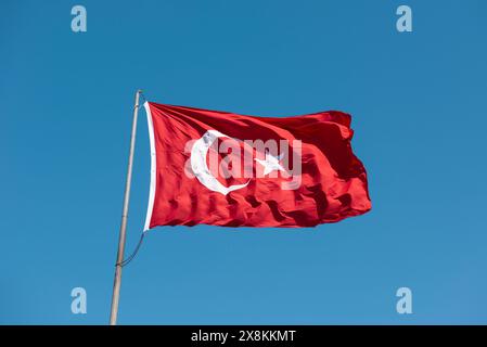 Flagge von Turkiye. Nationalflagge bestehend aus einem roten Feld (Hintergrund) mit einem mittleren weißen Stern und einer Halbmond. Stockfoto