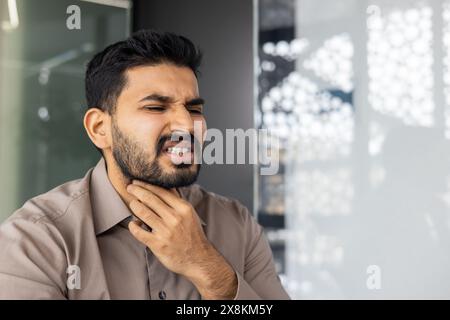 Der Mann auf den Bildern scheint beunruhigt zu sein und hält seine Kehle, wahrscheinlich aufgrund von Halsschmerzen, Krankheit oder Halsschmerzen. Sein Ausdruck vermittelt Unwohlsein, Krankheit oder ein gesundheitliches Problem Stockfoto