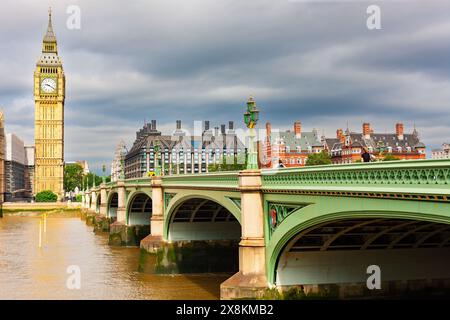 Der Big Ben Uhrturm und die Westminster Bridge, die zu ihm über die Themse führt, London, Großbritannien. Stockfoto