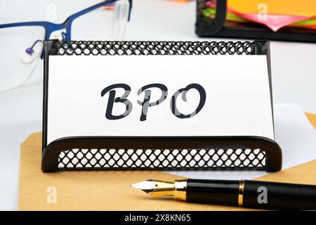 BPO - Short für Outsourcing von Geschäftsprozessen. BPO die Beschriftung auf der Visitenkarte auf dem Tisch neben dem Stift, einen Taschenrechner, einen Ständer mit einem Ticker Stockfoto