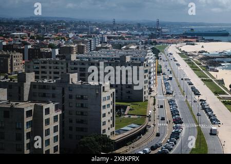 Vom Leuchtturm von Leca da Palmeira (Farol da Boa Nova) in Portugal haben Sie einen atemberaubenden Blick auf die Küste, die sich in Richtung Matosinhos erstreckt Stockfoto