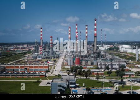 Der industrielle Blick in der Leca da Palmeira, Portugal, zeigt eine Landschaft mit zahlreichen Schornsteinen, die die industrielle Tätigkeit der Region widerspiegelt Stockfoto