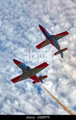 Die Adlerpatrouille der spanischen Luftwaffe gibt eine Show über der Bucht von Gijon anlässlich der DIFAS 2024 in Asturien. Spanien Stockfoto