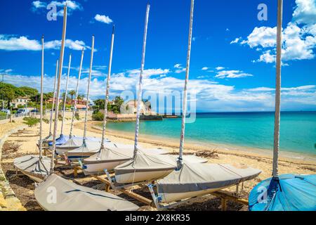 Sainte Maxime Sand türkisfarbener Strand und Blick auf Segelboote, Cote D Azur in Frankreich Stockfoto