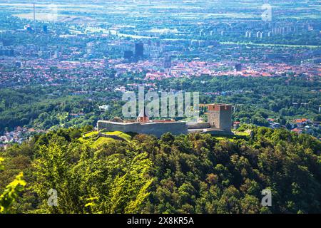 Panoramablick auf die Stadt Zagreb von Medvedgrad, der Hauptstadt Kroatiens Stockfoto