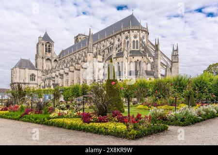 Malerischer Blick auf die Kathedrale Saint Etienne von Bourges und ihre Gärten Stockfoto