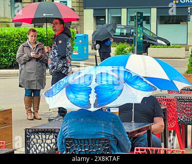 Glasgow, Schottland, Großbritannien. 26. Mai 2024: Wetter in Großbritannien: Nasser Tag, als Einheimische und Touristen in der Stadt mittags auf dem george Square die Stilmeile spazierten. Credit Gerard Ferry/Alamy Live News Stockfoto