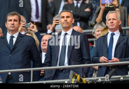 London, Großbritannien. 25. Mai 2024 - Manchester City gegen Manchester United gegen FA Cup Finale - Wembley. Manchester City Chairman Khaldoon Al Mubarak (Mitte), Chief Executive Ferran Soriano (links) und Group Chief Operating Officer Roel de Vries (rechts) beobachten das FA Cup Finale. Bildnachweis: Mark Pain / Alamy Live News Stockfoto