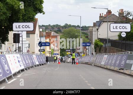 Blick auf East Hill in Colchester, Essex, bevor das UCI-Welttour-Rennen für Frauen, die Ride London Classique 2024, beendet wurde. Stockfoto