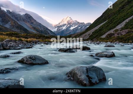 Wunderschöne Landschaft des Hooker Valley Trails mit Mt Cook oder Aoraki und Nuttensee, der am Abend in Neuseeland im Nationalpark fließt Stockfoto