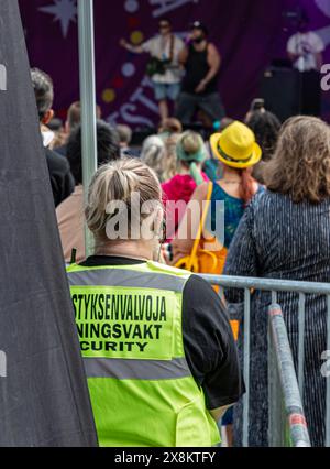 Sicherheitsbeamter beobachtet die Musikbühne beim World Village Festival im Mai 2024. Stockfoto