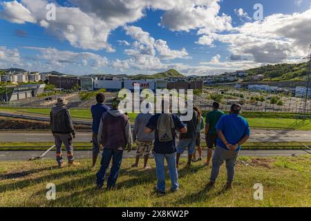 Freitag, 24. Mai - Dumbéa - 14:50 Uhr - die Bewohner von Dumbéa, die die Unabhängigkeit unterstützen, wachen über die Dumbéa Mall vor potenziellen Randalierern, die kommen könnten, um das Gebäude zu plündern und zu plündern. Präsident Emmanuel Macron sagt, er werde nach den tödlichen Ausschreitungen keine umstrittene Stimmreform im französischen pazifischen Territorium Neukaledoniens durchsetzen. Bei einem Besuch auf der Hauptinsel sagte Herr Macron, dass die lokalen Führer einen Dialog führen sollten, um eine alternative Vereinbarung für die Zukunft des Archipels zu finden. Sieben Menschen, darunter zwei Polizisten, wurden getötet und Hunderte weitere verletzt Stockfoto