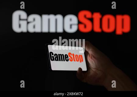 Brüssel, Belgien Mai 2024. Das GameStop-Logo wird auf einem Smartphone mit GameStop auf dem Bildschirm im Hintergrund in dieser Abbildung angezeigt. Aufgenommen in Brüssel, Belgien. Am 25. Mai 2024. (Jonathan Raa/SIPA USA) *** ausschließlich für redaktionelle Nachrichten *** Credit: SIPA USA/Alamy Live News Stockfoto