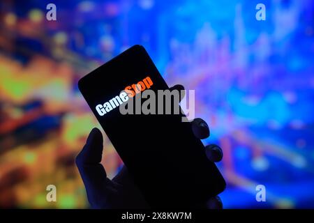 Brüssel, Belgien Mai 2024. Das GameStop-Logo wird auf einem Smartphone mit einer Bestandsgrafik angezeigt, die auf dem Bildschirm im Hintergrund in dieser Fotoabbildung sichtbar ist. Aufgenommen in Brüssel, Belgien. Am 25. Mai 2024. (Jonathan Raa/SIPA USA) *** ausschließlich für redaktionelle Nachrichten *** Credit: SIPA USA/Alamy Live News Stockfoto