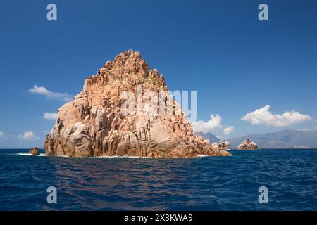 Piana, Corse-du-Sud, Korsika, Frankreich. Felsige Insel im zum UNESCO-Weltkulturerbe gehörenden Golf von Porto vor Capo Rosso. Stockfoto