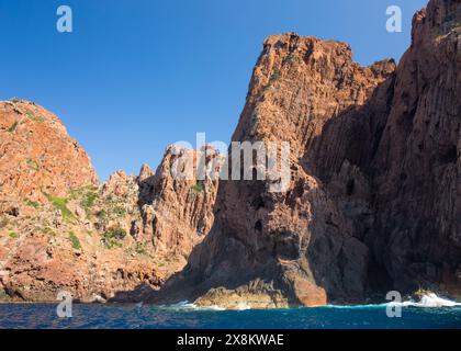 Girolata, Corse-du-Sud, Korsika, Frankreich. Die zerklüfteten roten Klippen von Punta Rossa, Teil des UNESCO-Weltkulturerbes Scandola Nature Reserve. Stockfoto