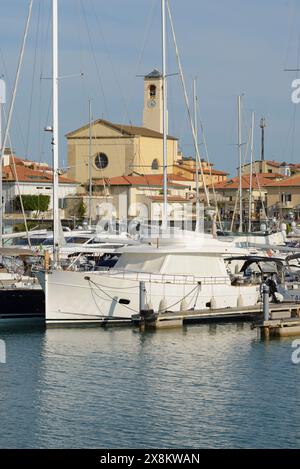 Blick auf den Touristenhafen von San Vincenzo, mit verankerten Segelbooten und Motorbooten. San Vincenzo, Toskana, Italien Stockfoto