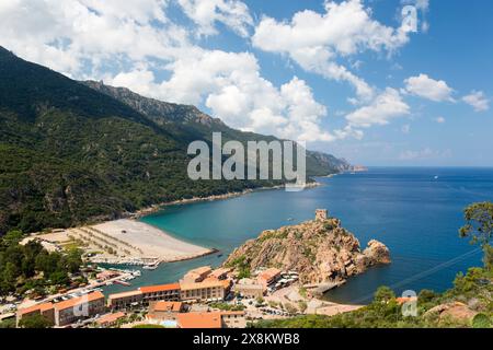 Porto, Corse-du-Sud, Korsika, Frankreich. Blick auf das Dorf und die Küste vom Hügel, Genueser Wachturm aus dem 16. Jahrhundert, sichtbar auf felsiger Landzunge. Stockfoto