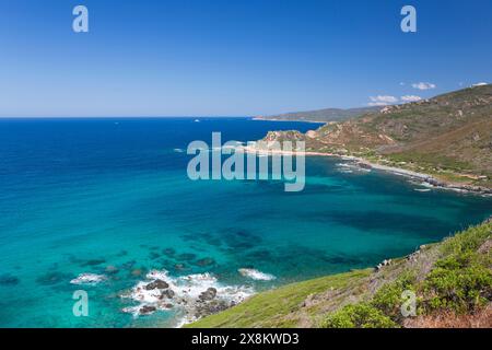 Ajaccio, Corse-du-Sud, Korsika, Frankreich. Blick nach Norden entlang der zerklüfteten Küste vom Hangpfad in der Nähe von Pointe de la Parata. Stockfoto