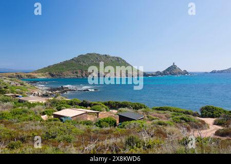 Ajaccio, Corse-du-Sud, Korsika, Frankreich. Blick vom Hügel über die Bucht auf den genuesischen Wachturm aus dem 16. Jahrhundert an der Pointe de la Parata. Stockfoto