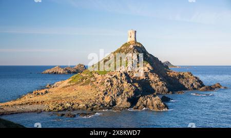 Ajaccio, Corse-du-Sud, Korsika, Frankreich. Blick auf den genuesischen Wachturm aus dem 16. Jahrhundert in Pointe de la Parata, die Îles Sanguinaires dahinter. Stockfoto