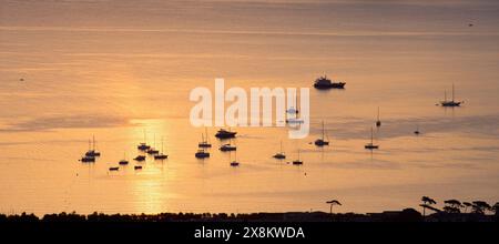 Calvi, Haute-Corse, Korsika, Frankreich. Panoramablick über den Golf von Calvi von der Terrasse am Hügel der Chapelle Notre Dame de la Serra, Sonnenaufgang. Stockfoto