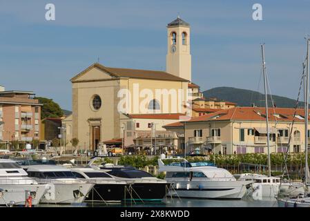 Blick auf den Touristenhafen von San Vincenzo, mit verankerten Segelbooten und Motorbooten. San Vincenzo, Toskana, Italien Stockfoto