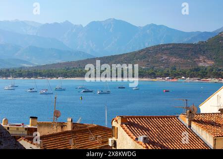 Calvi, Haute-Corse, Korsika, Frankreich. Blick über die gekachelten Dächer auf den Golf von Calvi von den Mauern der genuesischen Zitadelle. Stockfoto