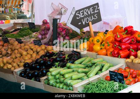 Ajaccio, Corse-du-Sud, Korsika, Frankreich. Verschiedene frische Gemüsesorten zum Verkauf auf dem traditionellen Bauernmarkt unter freiem Himmel in Place Foch. Stockfoto