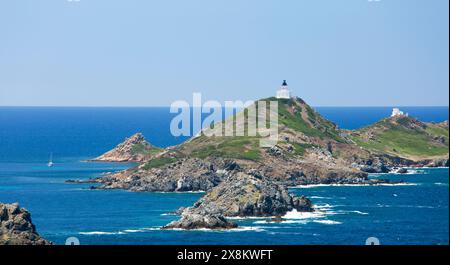 Ajaccio, Corse-du-Sud, Korsika, Frankreich. Blick von Pointe de la Parata nach Grande Sanguinaire, der größten Insel im Îles Sanguinaires Archipel. Stockfoto