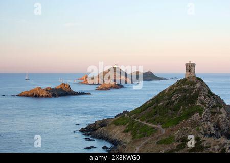 Ajaccio, Corse-du-Sud, Korsika, Frankreich. Blick auf die Îles Sanguinaires und den genuesischen Wachturm aus dem 16. Jahrhundert in Pointe de la Parata, Sonnenaufgang. Stockfoto