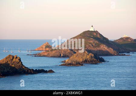 Ajaccio, Corse-du-Sud, Korsika, Frankreich. Blick von Pointe de la Parata nach Grande Sanguinaire, der größten Insel im Sanguinaires-Archipel, Sonnenaufgang. Stockfoto