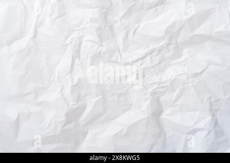 Zerknitterte oder zerknitterte weiße Schablonen- oder Papierstruktur wird für zerknitterte Hintergrundtexturen verwendet. Stockfoto