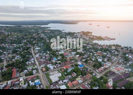 Panorama der Stadt Bluefields mit Blick auf die Bucht von der Drohne Stockfoto