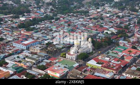 Diriamba, Nicaragua - 10. Mai 2024: Zentraler Park mit Kirche in der Stadt Diriamba mit hellem Sonnenschein Stockfoto