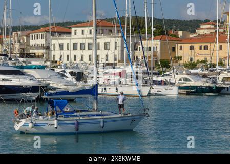 Blick auf den Touristenhafen von San Vincenzo, mit verankerten Segelbooten und Motorbooten. San Vincenzo, Toskana, Italien Stockfoto