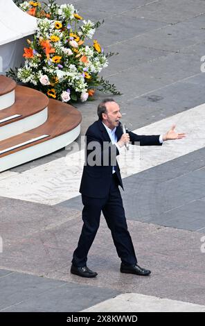 Der italienische Filmregisseur Roberto Benigni hält eine Rede während einer Messe am Weltkindertag (WCD), die Papst Franziskus am 26. Mai 2024 auf dem Petersplatz im Vatikan feierte. Foto: Eric Vandeville/ABACAPRESS. KOM Stockfoto