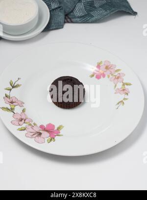 Schokoladen-Muffins-Kuchen isoliert, Nahaufnahme Schokoladen-Muffins-Kuchen auf weißem Hintergrund. Stockfoto