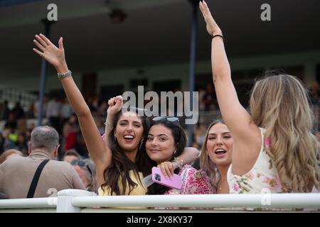 Windsor, Großbritannien. Mai 2024. Glückliche Rennfahrer auf der Royal Windsor Racecourse in Windsor, Berkshire. Quelle: Maureen McLean/Alamy Live News Stockfoto