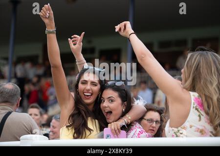 Windsor, Großbritannien. Mai 2024. Glückliche Rennfahrer auf der Royal Windsor Racecourse in Windsor, Berkshire. Quelle: Maureen McLean/Alamy Live News Stockfoto