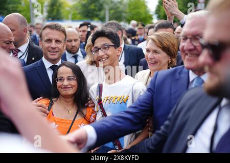 Berlin, Deutschland. Mai 2024. Der französische Staatspräsident Emmanuel Macron geht zusammen mit Elke Büdenbender, der Frau des Bundespräsidenten, und Bundespräsident Frank-Walter Steinmeier durch das Demokratiefest anlässlich des 75. Jahrestages des Grundgesetzes. Der französische Präsident Macron und seine Frau besuchen auf Einladung von Bundespräsident Steinmeier zu einem dreitägigen Staatsbesuch in Deutschland. Quelle: Kay Nietfeld/dpa/Alamy Live News Stockfoto