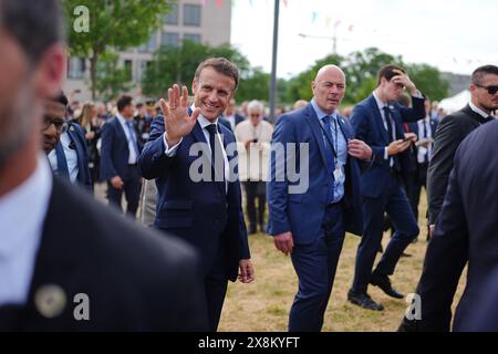 Berlin, Deutschland. Mai 2024. Der französische Präsident Emmanuel Macron nimmt am Demokratiefest zum 75. Jahrestag des Grundgesetzes Teil. Der französische Präsident Macron und seine Frau besuchen auf Einladung von Bundespräsident Steinmeier zu einem dreitägigen Staatsbesuch in Deutschland. Quelle: Kay Nietfeld/dpa/Alamy Live News Stockfoto