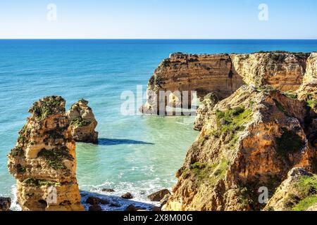 Praia da Marinha Beach zwischen Felseninseln und Klippen vom Seven Hanging Valleys Trail, Percurso dos Sete Vales Suspensos. Algarve, Portugal Stockfoto