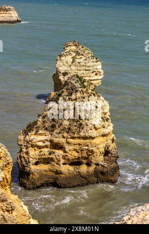 Praia da Marinha Beach zwischen Felseninseln und Klippen vom Seven Hanging Valleys Trail, Percurso dos Sete Vales Suspensos. Algarve, Portugal Stockfoto