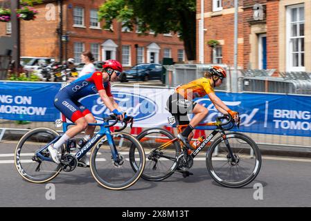 Elyne Roussel (St Michel Mavic Auber 93) und Martina Fidanza (Ceratizit) 2024 RideLondon Classique Women's WorldTour Radrennen, Maldon, Essex, Großbritannien Stockfoto