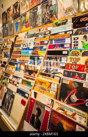 Alte Vinyl-Platten werden auf einem ländlichen Antiquitätenmarkt verkauft. !Musik der 960er, 1970er und 1980er Jahre. Retro. Musikalben. Sammler. Farbenfroh. Stockfoto