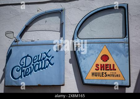 Zwei Oldtimer-Türen von einem Citreon 2CV, hellblau lackiert mit einem Shell Oil Company Logo an der Tür. Oldtimer. Werbung. Zurückgewonnen. Wiederhergestellt. Stockfoto