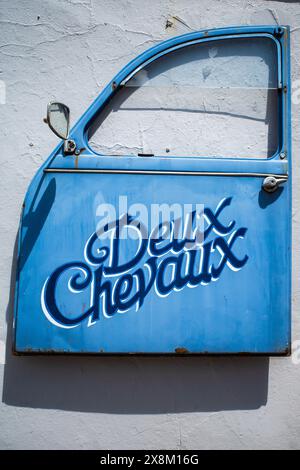 Oldtimer-Türen aus einem Citreon 2CV, hellblau lackiert mit einem Deux Chevaux-Logo an der Tür. Oldtimer. Werbung. Zurückgewonnen. Wiederhergestellt. Stockfoto