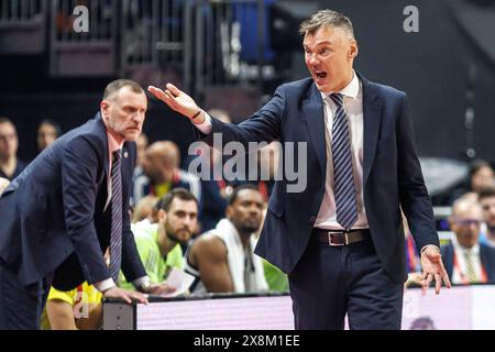 Berlin, Deutschland. Mai 2024. Basketball: Euroleague, Olympiakos Piräus - Fenerbahce Istanbul, Endrunde, Finale vier, Spiel um den 3. Platz, Uber Arena. Cheftrainer Sarunas Jasikevicius von Fenerbahce Beko Istanbul Gesten während des Spiels. Darlegung: Andreas Gora/dpa/Alamy Live News Stockfoto